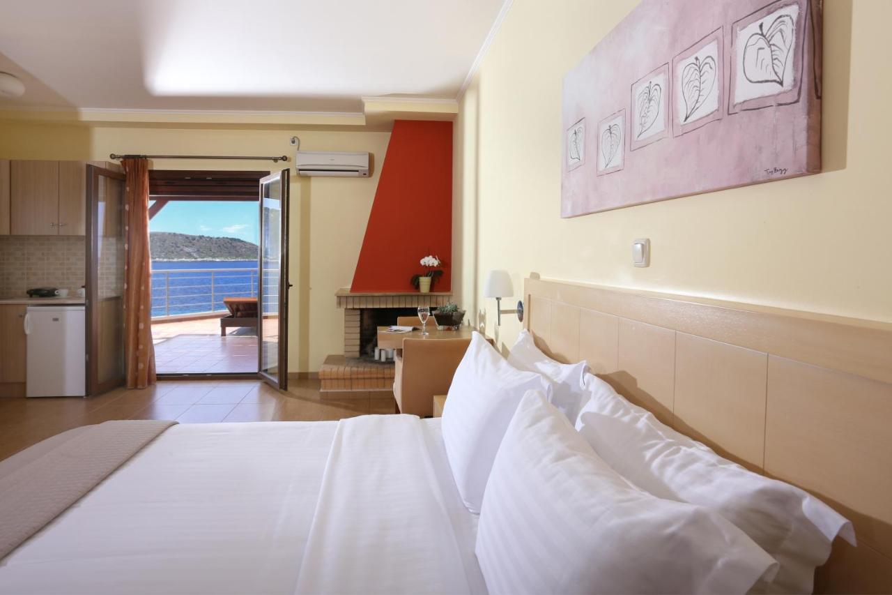 Faros Luxury Suites Marathópolis Esterno foto
