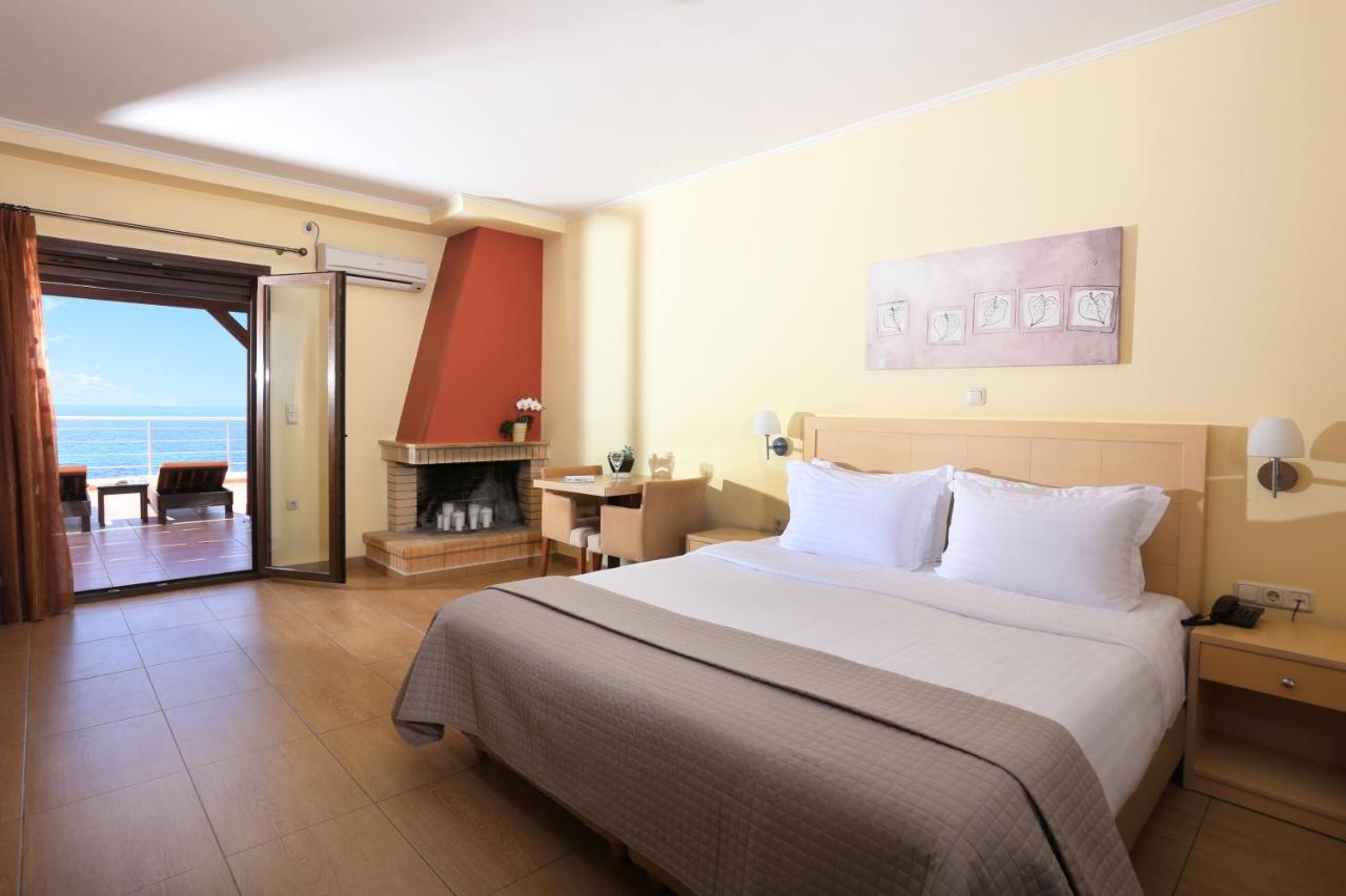 Faros Luxury Suites Marathópolis Esterno foto
