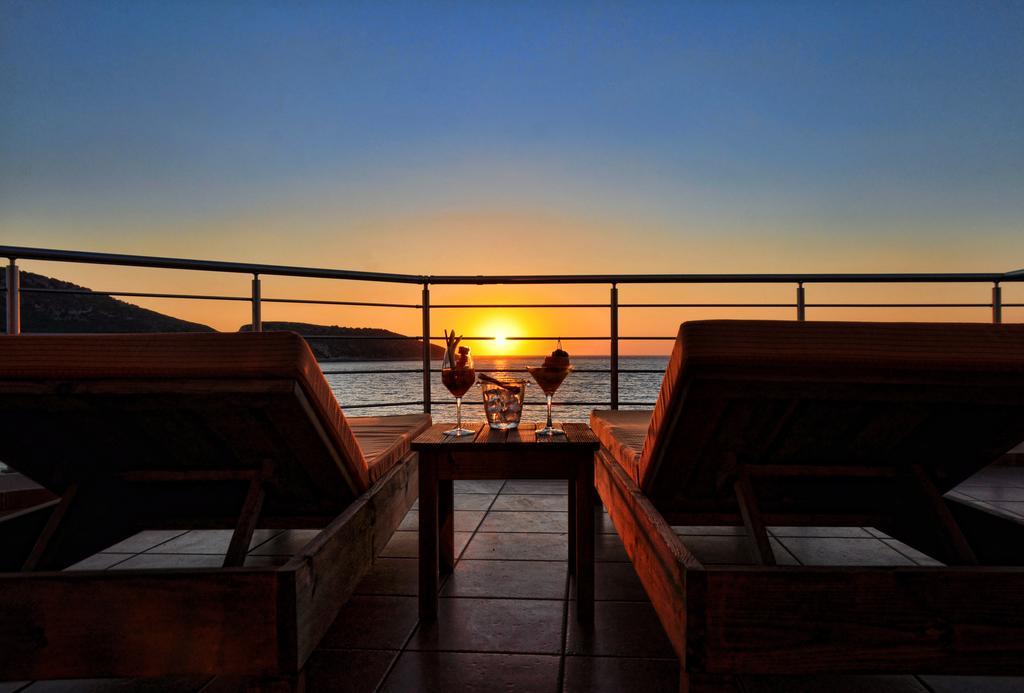 Faros Luxury Suites Marathópolis Esterno foto