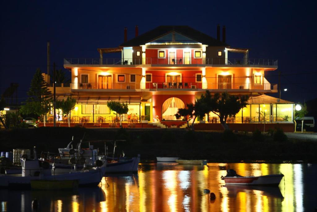 Faros Luxury Suites Marathópolis Esterno foto