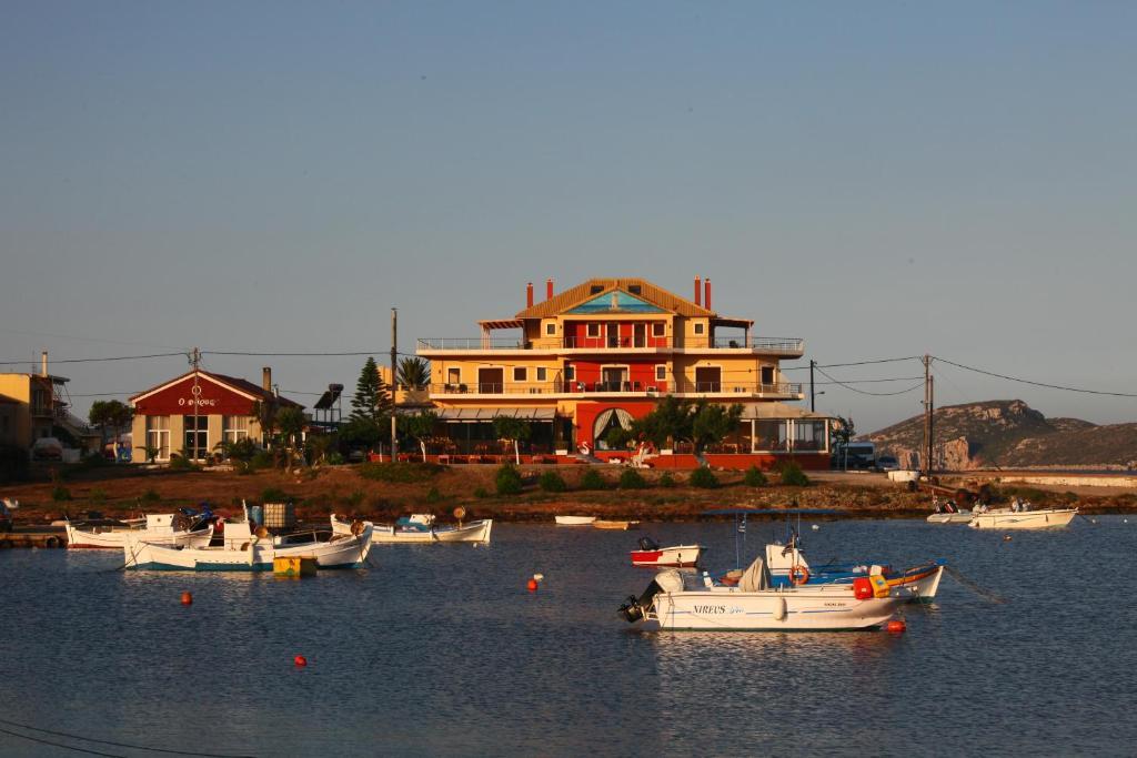 Faros Luxury Suites Marathópolis Esterno foto